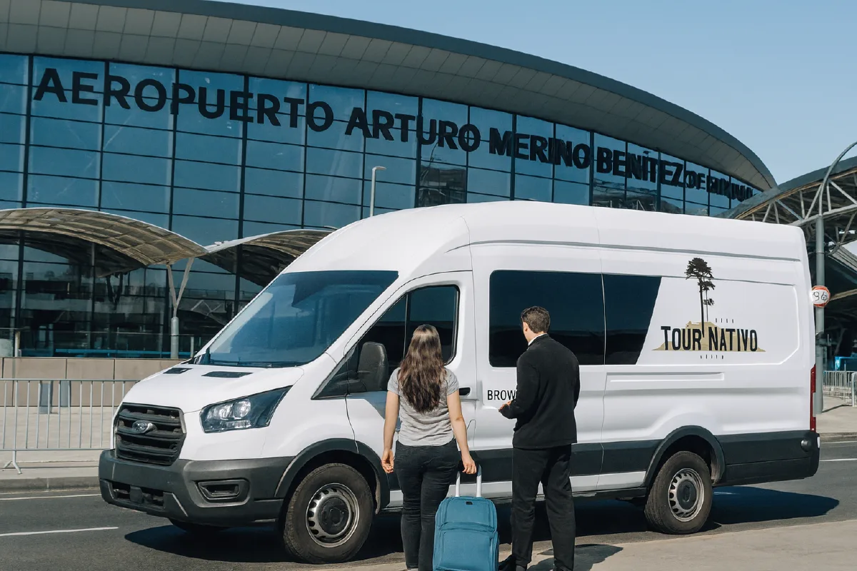 Transfer aeropuerto Santiago Chile en van privada Nativo Tour frente al Aeropuerto Arturo Merino Benítez (SCL)